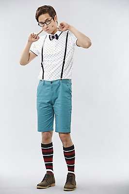 포토 JPG 스튜디오촬영 전신 직업 남자 안경 포즈 반바지 모션 나비넥타이 실내 한명 서기 미소 웃음 사람 손짓 이벤트 20대 성인 앞모습 캐주얼 귀여움 한국인 게임 유머 괴짜 니삭스 멜빵 즐거움 코믹 레크레이션강사 성인남자한명만 국내포토 1 잡화 옷 감정 뷰포인트 컨셉 바지 놀이 넥타이 양말 표정 동양인 청년 내부 남자한명만 성인남자만 파일형식