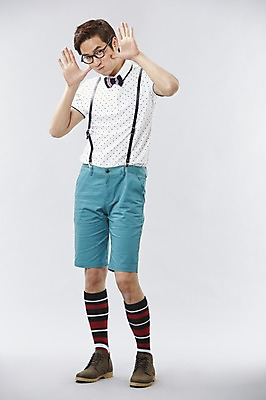 포토 JPG 스튜디오촬영 전신 직업 남자 안경 포즈 반바지 모션 나비넥타이 실내 한명 서기 미소 웃음 사람 손짓 이벤트 20대 성인 앞모습 캐주얼 귀여움 한국인 게임 유머 괴짜 니삭스 멜빵 즐거움 코믹 레크레이션강사 성인남자한명만 국내포토 1 잡화 옷 감정 뷰포인트 컨셉 바지 놀이 넥타이 양말 표정 동양인 청년 내부 남자한명만 성인남자만 파일형식