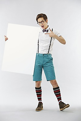 포토 JPG 스튜디오촬영 전신 직업 배너 남자 안경 반바지 모션 나비넥타이 사각프레임 광고판 실내 한명 서기 미소 웃음 들기 사람 손짓 이벤트 20대 성인 앞모습 캐주얼 한국인 게임 가리킴 유머 괴짜 니삭스 알림 멜빵 즐거움 코믹 레크레이션강사 성인남자한명만 국내포토 1 잡화 옷 감정 뷰포인트 컨셉 바지 놀이 넥타이 양말 프레임 알림판 표정 동양인 청년 내부 사각형 판 남자한명만 성인남자만 파일형식