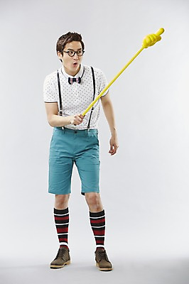 포토 JPG 스튜디오촬영 전신 직업 남자 안경 반바지 손가락 모션 나비넥타이 실내 한명 서기 들기 사람 이벤트 20대 성인 앞모습 캐주얼 한국인 게임 가리킴 유머 괴짜 니삭스 멜빵 즐거움 오브젝트 이벤트용품 코믹 레크레이션강사 성인남자한명만 국내포토 1 손 잡화 옷 감정 뷰포인트 컨셉 바지 놀이 넥타이 양말 동양인 손짓 청년 내부 남자한명만 성인남자만 파일형식