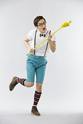 포토 JPG 스튜디오촬영 전신 직업 남자 안경 반바지 손가락 모션 나비넥타이 실내 한명 서기 들기 사람 이벤트 20대 성인 앞모습 캐주얼 한국인 게임 가리킴 유머 괴짜 니삭스 멜빵 즐거움 오브젝트 이벤트용품 코믹 레크레이션강사 성인남자한명만 국내포토 1 손 잡화 옷 감정 뷰포인트 컨셉 바지 놀이 넥타이 양말 동양인 손짓 청년 내부 남자한명만 성인남자만 파일형식