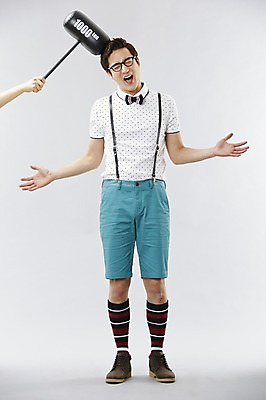 포토 JPG 스튜디오촬영 전신 직업 손 남자 안경 반바지 모션 나비넥타이 실내 표정 한명 서기 들기 사람 이벤트 20대 성인 앞모습 캐주얼 눈감음 한국인 게임 펀치 유머 괴짜 찡그림 망치 니삭스 멜빵 즐거움 오브젝트 이벤트용품 코믹 레크레이션강사 성인남자한명만 국내포토 1 잡화 옷 감정 뷰포인트 컨셉 바지 놀이 넥타이 양말 동양인 청년 내부 신체부위 공구 남자한명만 성인남자만 파일형식