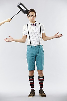 포토 JPG 스튜디오촬영 전신 직업 손 남자 안경 반바지 모션 나비넥타이 실내 표정 한명 서기 들기 사람 이벤트 20대 성인 앞모습 캐주얼 눈감음 한국인 게임 펀치 유머 괴짜 찡그림 망치 니삭스 멜빵 즐거움 오브젝트 이벤트용품 코믹 레크레이션강사 성인남자한명만 국내포토 1 잡화 옷 감정 뷰포인트 컨셉 바지 놀이 넥타이 양말 동양인 청년 내부 신체부위 공구 남자한명만 성인남자만 파일형식