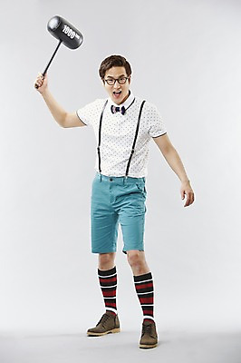 포토 JPG 스튜디오촬영 전신 직업 남자 안경 반바지 모션 나비넥타이 실내 한명 서기 미소 웃음 들기 사람 이벤트 20대 성인 앞모습 캐주얼 한국인 게임 펀치 유머 괴짜 망치 니삭스 멜빵 즐거움 오브젝트 이벤트용품 코믹 레크레이션강사 성인남자한명만 국내포토 1 잡화 옷 감정 뷰포인트 컨셉 바지 놀이 넥타이 양말 표정 동양인 청년 내부 공구 남자한명만 성인남자만 파일형식