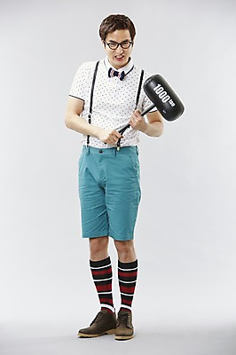 포토 JPG 스튜디오촬영 전신 직업 남자 안경 반바지 나비넥타이 실내 표정 한명 서기 들기 사람 이벤트 20대 성인 앞모습 캐주얼 한국인 게임 유머 괴짜 망치 니삭스 멜빵 즐거움 오브젝트 이벤트용품 코믹 레크레이션강사 성인남자한명만 국내포토 1 잡화 옷 감정 뷰포인트 컨셉 바지 모션 놀이 넥타이 양말 동양인 청년 내부 공구 남자한명만 성인남자만 파일형식