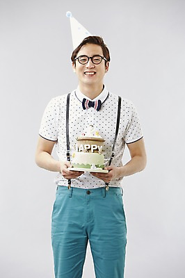 포토 JPG 스튜디오촬영 직업 모자 남자 안경 음식 반바지 나비넥타이 실내 한명 서기 미소 웃음 들기 사람 이벤트 20대 성인 앞모습 캐주얼 파티 케이크 고깔모자 한국인 게임 유머 괴짜 니삭스 멜빵 즐거움 코믹 레크레이션강사 성인남자한명만 국내포토 모자_잡화 1 잡화 옷 감정 뷰포인트 컨셉 바지 모션 놀이 넥타이 디저트 양말 표정 동양인 청년 내부 남자한명만 성인남자만 파일형식