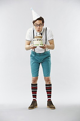 포토 JPG 스튜디오촬영 전신 직업 모자 남자 안경 음식 반바지 나비넥타이 실내 한명 서기 들기 사람 이벤트 20대 성인 앞모습 캐주얼 파티 케이크 고깔모자 한국인 게임 유머 괴짜 니삭스 불기 멜빵 즐거움 코믹 레크레이션강사 성인남자한명만 국내포토 모자_잡화 1 잡화 옷 감정 뷰포인트 컨셉 바지 모션 놀이 넥타이 디저트 양말 동양인 청년 내부 남자한명만 성인남자만 파일형식