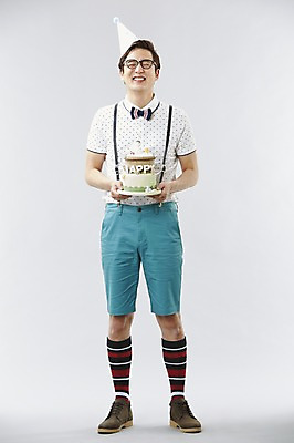 포토 JPG 스튜디오촬영 전신 직업 모자 남자 안경 음식 반바지 나비넥타이 실내 한명 서기 미소 웃음 들기 사람 이벤트 20대 성인 앞모습 캐주얼 파티 케이크 눈감음 고깔모자 한국인 게임 유머 괴짜 니삭스 멜빵 즐거움 코믹 레크레이션강사 성인남자한명만 국내포토 모자_잡화 1 잡화 옷 감정 뷰포인트 컨셉 바지 모션 놀이 넥타이 디저트 양말 표정 동양인 청년 내부 남자한명만 성인남자만 파일형식
