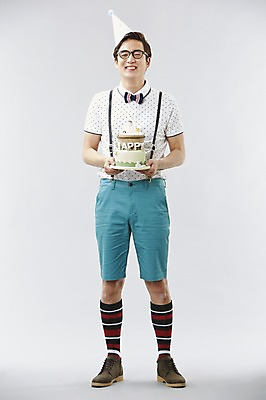 포토 JPG 스튜디오촬영 전신 직업 모자 남자 안경 음식 반바지 나비넥타이 실내 한명 서기 미소 웃음 들기 사람 이벤트 20대 성인 앞모습 캐주얼 파티 케이크 고깔모자 한국인 게임 유머 괴짜 니삭스 멜빵 즐거움 코믹 레크레이션강사 성인남자한명만 국내포토 모자_잡화 1 잡화 옷 감정 뷰포인트 컨셉 바지 모션 놀이 넥타이 디저트 양말 표정 동양인 청년 내부 남자한명만 성인남자만 파일형식