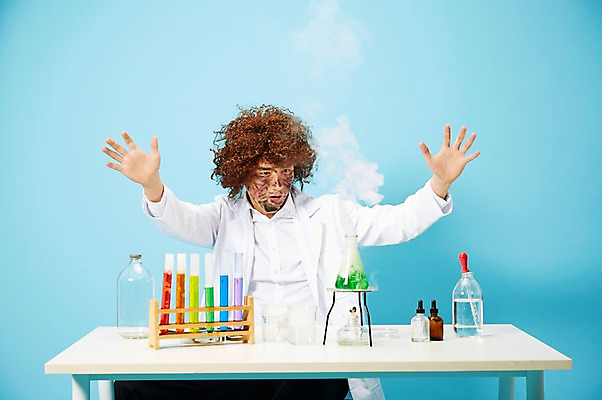 포토 JPG 스튜디오촬영 직업 응시 남자 과학 유리병 실내 실험기구 실험 한명 사람 손짓 상반신 20대 성인 앞모습 한국인 램프 관찰 가운 실험복 액체 화학 유머 괴짜 실험실 연기 연구원 스포이트 과학자 플라스크 즐거움 시험관 가발 파란배경 비커 코믹 용액 태움 알코올램프 삼발이 성인남자한명만 국내포토 1 시선 옷 감정 뷰포인트 백그라운드 컨셉 모션 병_용기 조명 동양인 청년 내부 파란색 피펫 학자 남자한명만 성인남자만 파일형식