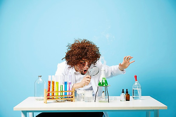 포토 JPG 스튜디오촬영 직업 응시 남자 과학 돋보기 유리병 실내 실험기구 실험 한명 들기 사람 상반신 20대 성인 앞모습 놀람 한국인 램프 관찰 가운 실험복 액체 화학 유머 괴짜 실험실 연기 연구원 스포이트 과학자 플라스크 즐거움 시험관 가발 파란배경 비커 코믹 용액 태움 알코올램프 삼발이 성인남자한명만 국내포토 1 시선 옷 감정 뷰포인트 백그라운드 컨셉 모션 병_용기 조명 표정 동양인 청년 내부 파란색 피펫 학자 남자한명만 성인남자만 파일형식