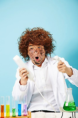 포토 JPG 스튜디오촬영 직업 남자 과학 실내 실험기구 실험 한명 들기 사람 상반신 20대 성인 앞모습 놀람 한국인 가운 실험복 유머 괴짜 실험실 콘센트 플러그 코드 전기에너지 폭발 과학자 플라스크 즐거움 시험관 가발 파란배경 비커 코믹 태움 삼발이 성인남자한명만 국내포토 1 옷 감정 뷰포인트 백그라운드 컨셉 모션 표정 동양인 청년 내부 파란색 에너지 학자 남자한명만 성인남자만 파일형식