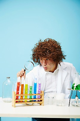 포토 JPG 스튜디오촬영 직업 응시 남자 과학 돋보기 유리병 실내 실험기구 실험 한명 들기 사람 상반신 20대 성인 앞모습 한국인 램프 관찰 가운 실험복 액체 화학 유머 괴짜 실험실 연기 연구원 과학자 플라스크 즐거움 시험관 가발 파란배경 비커 코믹 용액 태움 알코올램프 삼발이 성인남자한명만 국내포토 1 시선 옷 감정 뷰포인트 백그라운드 컨셉 모션 병_용기 조명 동양인 청년 내부 파란색 학자 남자한명만 성인남자만 파일형식