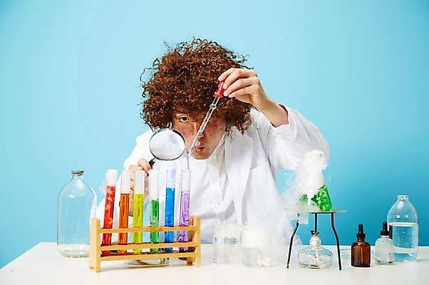 포토 JPG 스튜디오촬영 직업 응시 남자 과학 돋보기 유리병 실내 실험기구 실험 한명 들기 사람 상반신 20대 성인 앞모습 한국인 램프 관찰 가운 실험복 액체 화학 유머 괴짜 실험실 연기 연구원 스포이트 과학자 플라스크 즐거움 시험관 가발 파란배경 비커 코믹 용액 태움 알코올램프 삼발이 성인남자한명만 국내포토 1 시선 옷 감정 뷰포인트 백그라운드 컨셉 모션 병_용기 조명 동양인 청년 내부 파란색 피펫 학자 남자한명만 성인남자만 파일형식