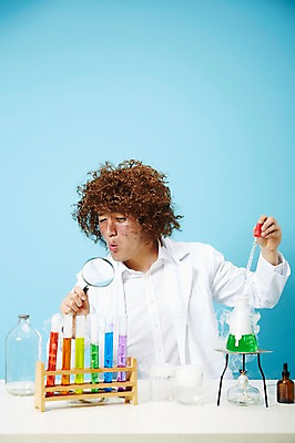 포토 JPG 스튜디오촬영 직업 응시 남자 과학 돋보기 유리병 실내 실험기구 실험 한명 들기 사람 상반신 20대 성인 앞모습 한국인 램프 관찰 가운 실험복 액체 화학 유머 괴짜 실험실 연기 연구원 스포이트 과학자 플라스크 즐거움 시험관 가발 파란배경 비커 코믹 용액 태움 알코올램프 삼발이 성인남자한명만 국내포토 1 시선 옷 감정 뷰포인트 백그라운드 컨셉 모션 병_용기 조명 동양인 청년 내부 파란색 피펫 학자 남자한명만 성인남자만 파일형식