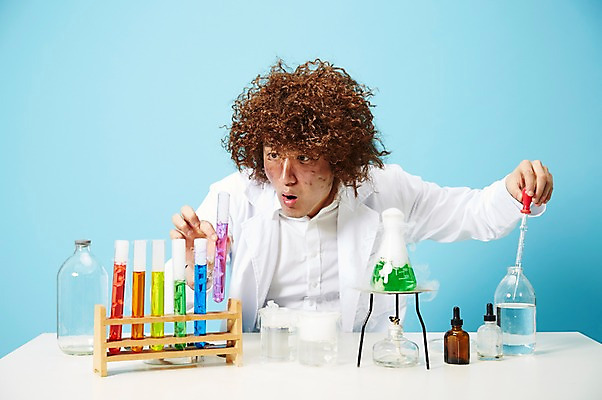 포토 JPG 스튜디오촬영 직업 응시 남자 과학 유리병 실내 실험기구 실험 한명 들기 사람 상반신 20대 성인 앞모습 놀람 한국인 램프 관찰 가운 실험복 액체 화학 유머 괴짜 실험실 연기 연구원 스포이트 과학자 플라스크 즐거움 시험관 가발 파란배경 비커 코믹 용액 태움 알코올램프 삼발이 성인남자한명만 국내포토 1 시선 옷 감정 뷰포인트 백그라운드 컨셉 모션 병_용기 조명 표정 동양인 청년 내부 파란색 피펫 학자 남자한명만 성인남자만 파일형식