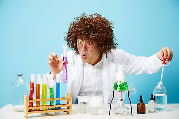 포토 JPG 스튜디오촬영 직업 응시 남자 과학 유리병 실내 실험기구 실험 한명 들기 사람 상반신 20대 성인 앞모습 놀람 한국인 램프 관찰 가운 실험복 액체 화학 유머 괴짜 실험실 연기 연구원 스포이트 과학자 플라스크 즐거움 시험관 가발 파란배경 비커 코믹 용액 태움 알코올램프 삼발이 성인남자한명만 국내포토 1 시선 옷 감정 뷰포인트 백그라운드 컨셉 모션 병_용기 조명 표정 동양인 청년 내부 파란색 피펫 학자 남자한명만 성인남자만 파일형식