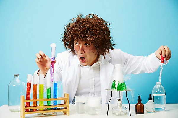 포토 JPG 스튜디오촬영 직업 응시 남자 과학 유리병 실내 실험기구 실험 한명 들기 사람 상반신 20대 성인 앞모습 놀람 한국인 램프 관찰 가운 실험복 액체 화학 유머 괴짜 실험실 연기 연구원 스포이트 과학자 플라스크 즐거움 시험관 가발 파란배경 비커 코믹 용액 태움 알코올램프 삼발이 성인남자한명만 국내포토 1 시선 옷 감정 뷰포인트 백그라운드 컨셉 모션 병_용기 조명 표정 동양인 청년 내부 파란색 피펫 학자 남자한명만 성인남자만 파일형식