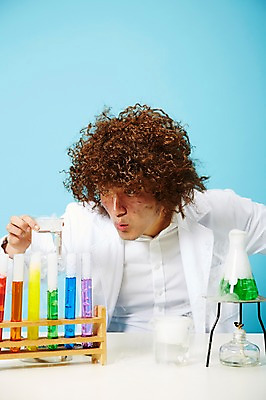 포토 JPG 스튜디오촬영 직업 응시 남자 과학 실내 실험기구 실험 한명 들기 사람 상반신 20대 성인 앞모습 한국인 램프 관찰 가운 실험복 액체 화학 유머 괴짜 실험실 연기 연구원 과학자 플라스크 즐거움 시험관 가발 파란배경 비커 코믹 용액 태움 알코올램프 삼발이 성인남자한명만 국내포토 1 시선 옷 감정 뷰포인트 백그라운드 컨셉 모션 조명 동양인 청년 내부 파란색 학자 남자한명만 성인남자만 파일형식