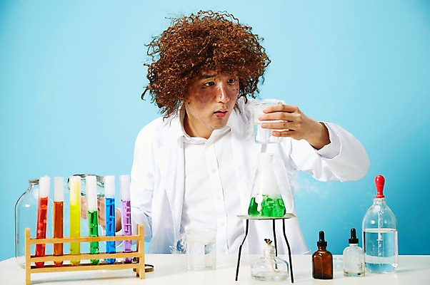 포토 JPG 스튜디오촬영 직업 응시 남자 과학 돋보기 유리병 실내 실험기구 실험 한명 들기 사람 상반신 20대 성인 앞모습 한국인 램프 관찰 가운 실험복 액체 화학 유머 괴짜 실험실 연기 연구원 스포이트 과학자 플라스크 즐거움 시험관 가발 파란배경 비커 코믹 용액 태움 알코올램프 삼발이 성인남자한명만 국내포토 1 시선 옷 감정 뷰포인트 백그라운드 컨셉 모션 병_용기 조명 동양인 청년 내부 파란색 피펫 학자 남자한명만 성인남자만 파일형식