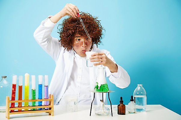 포토 JPG 스튜디오촬영 직업 응시 남자 과학 유리병 실내 실험기구 실험 한명 들기 사람 상반신 20대 성인 앞모습 한국인 램프 관찰 가운 실험복 액체 화학 유머 괴짜 실험실 연기 연구원 스포이트 과학자 플라스크 즐거움 시험관 가발 파란배경 비커 코믹 용액 태움 알코올램프 삼발이 성인남자한명만 국내포토 1 시선 옷 감정 뷰포인트 백그라운드 컨셉 모션 병_용기 조명 동양인 청년 내부 파란색 피펫 학자 남자한명만 성인남자만 파일형식