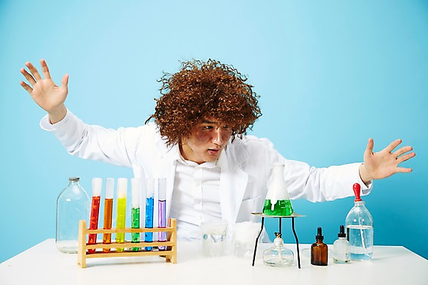 포토 JPG 스튜디오촬영 직업 응시 남자 과학 유리병 실내 실험기구 실험 한명 사람 손짓 상반신 20대 성인 앞모습 한국인 램프 관찰 가운 실험복 액체 화학 유머 괴짜 실험실 연기 연구원 스포이트 과학자 플라스크 즐거움 시험관 가발 파란배경 비커 코믹 용액 태움 알코올램프 삼발이 성인남자한명만 국내포토 1 시선 옷 감정 뷰포인트 백그라운드 컨셉 모션 병_용기 조명 동양인 청년 내부 파란색 피펫 학자 남자한명만 성인남자만 파일형식