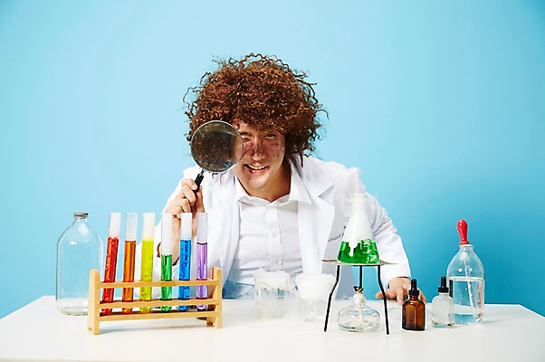 포토 JPG 스튜디오촬영 직업 응시 남자 과학 돋보기 유리병 실내 실험기구 실험 한명 미소 웃음 사람 상반신 20대 성인 앞모습 한국인 램프 관찰 가운 실험복 액체 화학 유머 괴짜 실험실 연기 연구원 스포이트 과학자 플라스크 즐거움 시험관 가발 파란배경 비커 코믹 용액 태움 알코올램프 삼발이 성인남자한명만 국내포토 1 시선 옷 감정 뷰포인트 백그라운드 컨셉 모션 병_용기 조명 표정 동양인 청년 내부 파란색 피펫 학자 남자한명만 성인남자만 파일형식