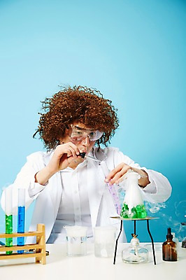 포토 JPG 스튜디오촬영 직업 응시 남자 과학 고글 실내 실험기구 실험 한명 들기 사람 상반신 20대 성인 앞모습 한국인 램프 관찰 가운 실험복 액체 화학 유머 괴짜 실험실 연기 연구원 스포이트 과학자 플라스크 즐거움 시험관 가발 파란배경 비커 코믹 용액 태움 알코올램프 삼발이 성인남자한명만 국내포토 1 시선 옷 감정 뷰포인트 백그라운드 컨셉 모션 조명 동양인 청년 내부 파란색 피펫 학자 남자한명만 성인남자만 파일형식