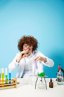 포토 JPG 스튜디오촬영 직업 남자 과학 유리병 고글 실내 현미경 실험기구 실험 한명 들기 사람 상반신 20대 성인 앞모습 한국인 램프 가운 실험복 액체 화학 유머 괴짜 실험실 연기 연구원 스포이트 과학자 플라스크 즐거움 시험관 가발 파란배경 비커 코믹 용액 태움 알코올램프 삼발이 성인남자한명만 국내포토 1 옷 감정 뷰포인트 백그라운드 컨셉 모션 병_용기 조명 동양인 청년 내부 파란색 피펫 학자 남자한명만 성인남자만 파일형식