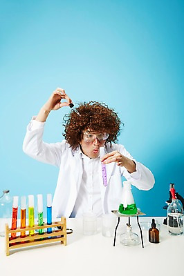 포토 JPG 스튜디오촬영 직업 응시 남자 과학 유리병 고글 실내 현미경 실험기구 실험 한명 들기 사람 상반신 20대 성인 앞모습 한국인 램프 관찰 가운 실험복 액체 화학 유머 괴짜 실험실 연기 연구원 스포이트 과학자 플라스크 즐거움 시험관 가발 파란배경 비커 코믹 용액 태움 알코올램프 삼발이 성인남자한명만 국내포토 1 시선 옷 감정 뷰포인트 백그라운드 컨셉 모션 병_용기 조명 동양인 청년 내부 파란색 피펫 학자 남자한명만 성인남자만 파일형식