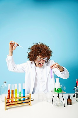 포토 JPG 스튜디오촬영 직업 응시 남자 과학 유리병 고글 실내 현미경 실험기구 실험 한명 미소 웃음 들기 사람 상반신 20대 성인 앞모습 한국인 램프 관찰 가운 실험복 액체 화학 유머 괴짜 실험실 연기 연구원 스포이트 과학자 플라스크 즐거움 시험관 가발 파란배경 비커 코믹 용액 태움 알코올램프 삼발이 성인남자한명만 국내포토 1 시선 옷 감정 뷰포인트 백그라운드 컨셉 모션 병_용기 조명 표정 동양인 청년 내부 파란색 피펫 학자 남자한명만 성인남자만 파일형식