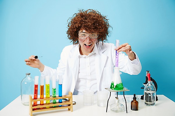 포토 JPG 스튜디오촬영 직업 남자 과학 유리병 고글 실내 현미경 실험기구 실험 한명 미소 웃음 들기 사람 상반신 20대 성인 앞모습 한국인 램프 가운 실험복 액체 화학 유머 괴짜 실험실 연기 연구원 스포이트 과학자 플라스크 즐거움 시험관 가발 파란배경 비커 코믹 용액 태움 알코올램프 삼발이 성인남자한명만 국내포토 1 옷 감정 뷰포인트 백그라운드 컨셉 모션 병_용기 조명 표정 동양인 청년 내부 파란색 피펫 학자 남자한명만 성인남자만 파일형식