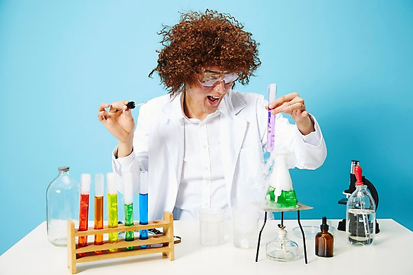 포토 JPG 스튜디오촬영 직업 응시 남자 과학 유리병 고글 실내 현미경 실험기구 실험 한명 미소 웃음 들기 사람 상반신 20대 성인 앞모습 한국인 램프 관찰 가운 실험복 액체 화학 유머 괴짜 실험실 연기 연구원 스포이트 과학자 플라스크 즐거움 시험관 가발 파란배경 비커 코믹 용액 태움 알코올램프 삼발이 성인남자한명만 국내포토 1 시선 옷 감정 뷰포인트 백그라운드 컨셉 모션 병_용기 조명 표정 동양인 청년 내부 파란색 피펫 학자 남자한명만 성인남자만 파일형식