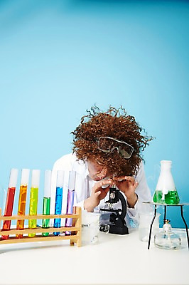 포토 JPG 스튜디오촬영 직업 응시 남자 과학 고글 실내 현미경 실험기구 실험 한명 사람 상반신 20대 성인 앞모습 한국인 램프 관찰 가운 실험복 액체 화학 유머 괴짜 실험실 연기 연구원 과학자 플라스크 즐거움 시험관 가발 파란배경 비커 코믹 용액 태움 알코올램프 삼발이 성인남자한명만 국내포토 1 시선 옷 감정 뷰포인트 백그라운드 컨셉 모션 조명 동양인 청년 내부 파란색 학자 남자한명만 성인남자만 파일형식