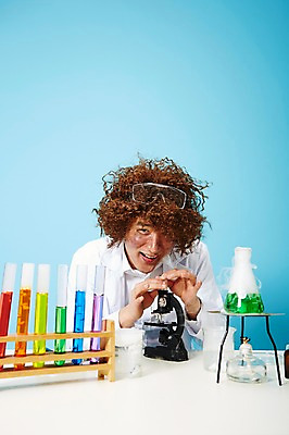 포토 JPG 스튜디오촬영 직업 남자 과학 고글 실내 현미경 실험기구 실험 한명 미소 웃음 사람 상반신 20대 성인 앞모습 한국인 램프 가운 실험복 액체 화학 유머 괴짜 실험실 연기 연구원 과학자 플라스크 즐거움 시험관 가발 파란배경 비커 코믹 용액 태움 알코올램프 삼발이 성인남자한명만 국내포토 1 옷 감정 뷰포인트 백그라운드 컨셉 조명 표정 동양인 청년 내부 파란색 학자 남자한명만 성인남자만 파일형식