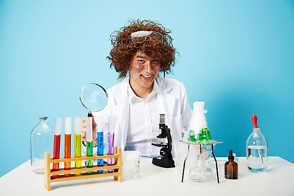 포토 JPG 스튜디오촬영 직업 남자 과학 돋보기 유리병 고글 실내 현미경 실험기구 실험 한명 미소 웃음 사람 상반신 20대 성인 앞모습 한국인 램프 가운 실험복 액체 화학 유머 괴짜 실험실 연기 연구원 스포이트 과학자 플라스크 즐거움 시험관 가발 파란배경 비커 코믹 용액 태움 알코올램프 삼발이 성인남자한명만 국내포토 1 옷 감정 뷰포인트 백그라운드 컨셉 병_용기 조명 표정 동양인 청년 내부 파란색 피펫 학자 남자한명만 성인남자만 파일형식