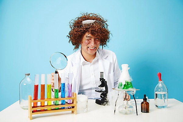 포토 JPG 스튜디오촬영 직업 남자 과학 돋보기 유리병 고글 실내 현미경 실험기구 실험 한명 미소 웃음 사람 상반신 20대 성인 앞모습 한국인 램프 가운 실험복 액체 화학 유머 괴짜 실험실 연기 연구원 스포이트 과학자 플라스크 즐거움 시험관 가발 파란배경 비커 코믹 용액 태움 알코올램프 삼발이 성인남자한명만 국내포토 1 옷 감정 뷰포인트 백그라운드 컨셉 병_용기 조명 표정 동양인 청년 내부 파란색 피펫 학자 남자한명만 성인남자만 파일형식