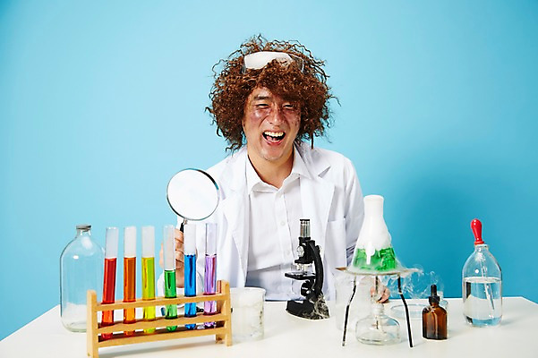 포토 JPG 스튜디오촬영 직업 남자 과학 돋보기 유리병 고글 실내 현미경 실험기구 실험 한명 미소 웃음 사람 상반신 20대 성인 앞모습 한국인 램프 가운 실험복 액체 화학 유머 괴짜 실험실 연기 연구원 스포이트 과학자 플라스크 즐거움 시험관 가발 파란배경 비커 코믹 용액 태움 알코올램프 삼발이 성인남자한명만 국내포토 1 옷 감정 뷰포인트 백그라운드 컨셉 병_용기 조명 표정 동양인 청년 내부 파란색 피펫 학자 남자한명만 성인남자만 파일형식