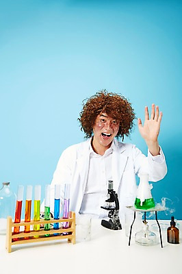 포토 JPG 스튜디오촬영 직업 남자 과학 실내 현미경 실험기구 실험 한명 미소 웃음 사람 손짓 상반신 20대 성인 앞모습 한국인 램프 가운 실험복 액체 화학 유머 괴짜 실험실 연기 연구원 과학자 플라스크 즐거움 시험관 가발 파란배경 비커 코믹 용액 태움 알코올램프 삼발이 성인남자한명만 국내포토 1 옷 감정 뷰포인트 백그라운드 컨셉 모션 조명 표정 동양인 청년 내부 파란색 학자 남자한명만 성인남자만 파일형식