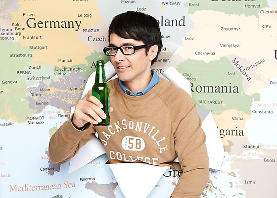 포토 JPG 스튜디오촬영 서양인 외국인 백인 해외기획촬영 라이프스타일 2012년태국 남자 종이 안경 해외여행 여행 세계지도 지도 맥주 실내 한명 미소 웃음 들기 사람 상반신 20대 성인 앞모습 캐주얼 병 음주 여행지도 맥주병 성인남자한명만 국내포토 1 해외 식기 잡화 옷 뷰포인트 모션 술병 주류 표정 인종 청년 내부 생활 세계 남자한명만 성인남자만 파일형식