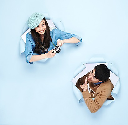 포토 JPG 스튜디오촬영 서양인 외국인 백인 해외기획촬영 모자 라이프스타일 2012년태국 여자 남자 종이 여행 포즈 실내 미소 웃음 들기 사람 손짓 상반신 20대 성인 두명 앞모습 캐주얼 카메라 사진촬영 브이 파란배경 청년만 성인만 국내포토 잡화 옷 뷰포인트 백그라운드 모션 표정 인종 청년 내부 생활 파란색 전자제품 촬영 파일형식