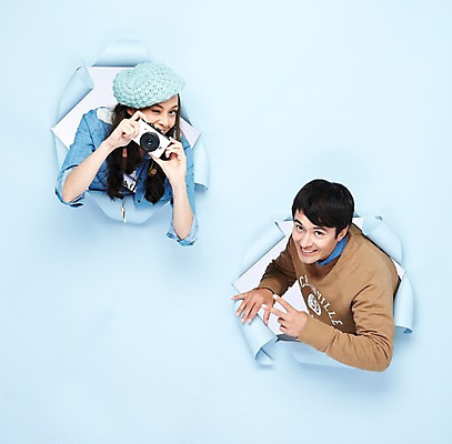 포토 JPG 스튜디오촬영 서양인 외국인 백인 해외기획촬영 모자 라이프스타일 2012년태국 여자 남자 종이 여행 실내 윙크 미소 웃음 들기 사람 손짓 상반신 20대 성인 두명 앞모습 캐주얼 카메라 사진촬영 브이 파란배경 청년만 성인만 국내포토 잡화 옷 뷰포인트 백그라운드 모션 표정 인종 청년 내부 생활 파란색 전자제품 촬영 파일형식