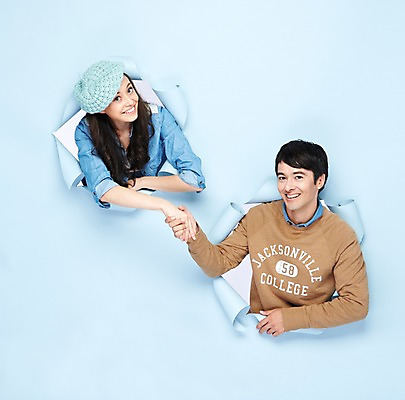 포토 JPG 스튜디오촬영 서양인 외국인 백인 해외기획촬영 모자 라이프스타일 2012년태국 여자 남자 종이 여행 악수 실내 미소 웃음 사람 상반신 20대 성인 두명 앞모습 캐주얼 손잡기 파란배경 청년만 성인만 국내포토 잡화 옷 뷰포인트 백그라운드 모션 표정 인종 손짓 청년 내부 생활 파란색 파일형식