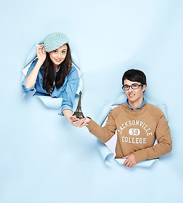 포토 JPG 스튜디오촬영 서양인 외국인 백인 해외기획촬영 모자 라이프스타일 2012년태국 여자 남자 종이 안경 해외여행 여행 실내 미소 웃음 들기 사람 상반신 20대 성인 두명 앞모습 캐주얼 모형 프랑스 에펠탑 파란배경 청년만 성인만 국내포토 해외 잡화 옷 유럽 뷰포인트 백그라운드 모션 표정 인종 청년 내부 생활 파란색 파리 랜드마크 파일형식