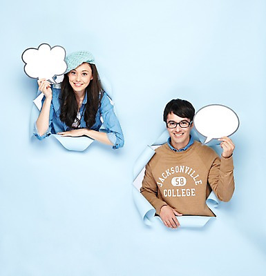 포토 JPG 스튜디오촬영 서양인 외국인 백인 해외기획촬영 모자 라이프스타일 2012년태국 여자 남자 종이 안경 여행 말풍선 생각 모션 실내 미소 웃음 들기 사람 상반신 20대 성인 두명 앞모습 캐주얼 파란배경 청년만 성인만 국내포토 잡화 옷 뷰포인트 백그라운드 표정 인종 청년 내부 생활 파란색 파일형식