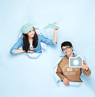 포토 JPG 스튜디오촬영 서양인 외국인 백인 해외기획촬영 모자 라이프스타일 2012년태국 여자 남자 종이 안경 해외여행 여행 비행기 실내 미소 웃음 들기 사람 상반신 20대 성인 두명 앞모습 캐주얼 카메라 사진촬영 파란배경 청년만 성인만 국내포토 해외 잡화 옷 뷰포인트 백그라운드 항공교통 모션 대중교통 표정 인종 청년 내부 생활 파란색 전자제품 촬영 파일형식