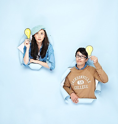 포토 JPG 스튜디오촬영 서양인 외국인 백인 해외기획촬영 모자 라이프스타일 2012년태국 여자 남자 종이 안경 여행 생각 전구 모션 아이디어 실내 들기 사람 상반신 20대 성인 두명 앞모습 캐주얼 파란배경 청년만 성인만 국내포토 잡화 옷 뷰포인트 백그라운드 컨셉 인종 청년 내부 생활 파란색 파일형식