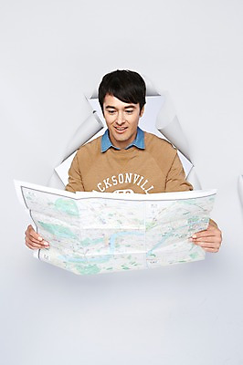 포토 JPG 스튜디오촬영 서양인 외국인 백인 해외기획촬영 라이프스타일 응시 2012년태국 남자 종이 해외여행 여행 지도 실내 한명 미소 웃음 들기 사람 상반신 20대 성인 앞모습 캐주얼 여행지도 성인남자한명만 국내포토 1 해외 시선 옷 뷰포인트 모션 표정 인종 청년 내부 생활 남자한명만 성인남자만 파일형식