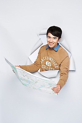 포토 JPG 스튜디오촬영 서양인 외국인 백인 해외기획촬영 라이프스타일 2012년태국 남자 종이 해외여행 여행 지도 실내 한명 미소 웃음 들기 사람 상반신 20대 성인 앞모습 캐주얼 여행지도 성인남자한명만 국내포토 1 해외 옷 뷰포인트 모션 표정 인종 청년 내부 생활 남자한명만 성인남자만 파일형식