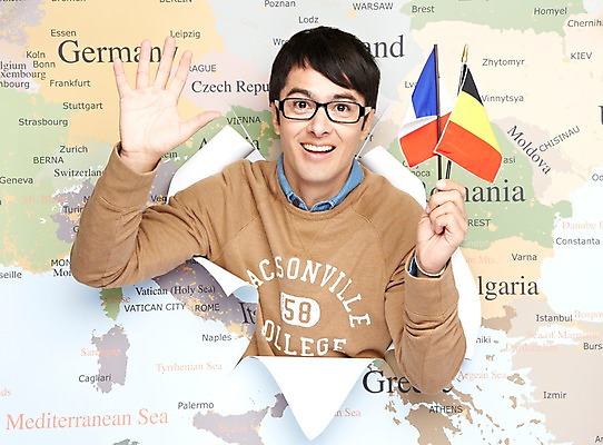 포토 JPG 스튜디오촬영 서양인 외국인 백인 해외기획촬영 라이프스타일 2012년태국 남자 종이 안경 해외여행 여행 세계지도 지도 모션 실내 한명 미소 웃음 들기 사람 손짓 상반신 20대 성인 앞모습 캐주얼 프랑스 깃발 인사 국기 벨기에 손인사 여행지도 벨기에국기 프랑스국기 성인남자한명만 국내포토 1 해외 잡화 옷 유럽 뷰포인트 표정 인종 청년 내부 생활 세계 예절 서유럽 남자한명만 성인남자만 파일형식